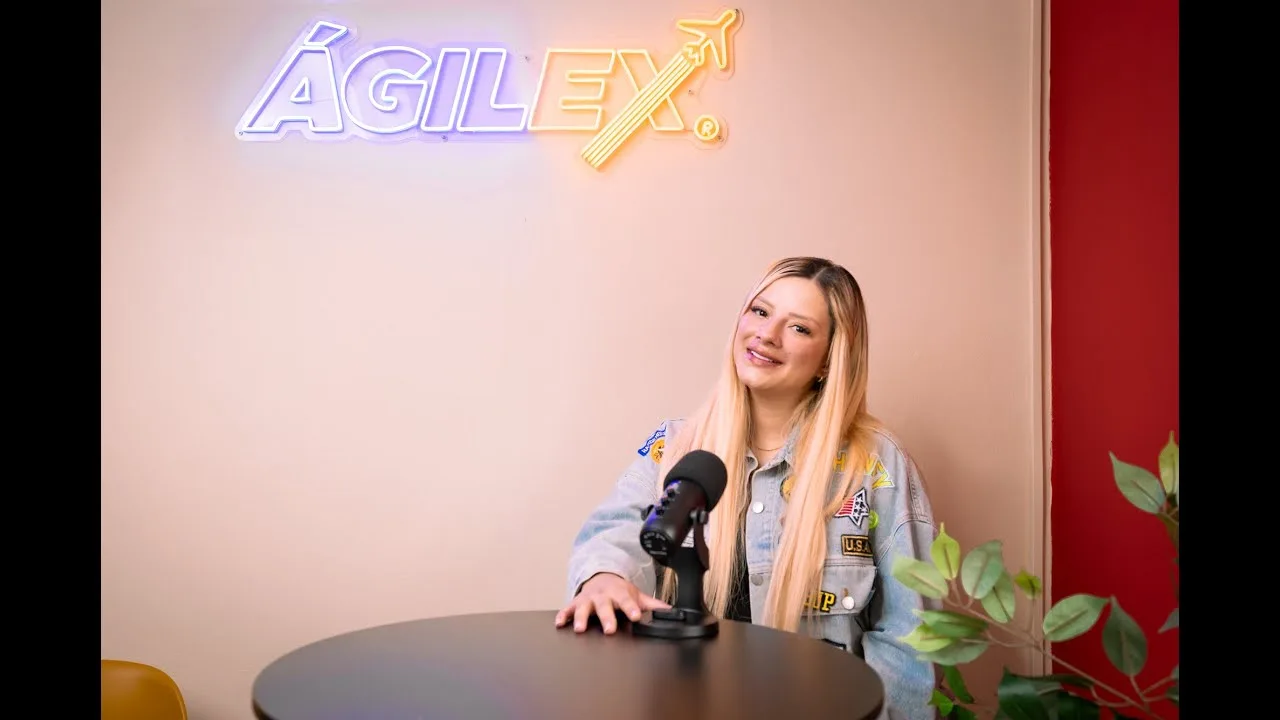 Sarah Oliveros como invitada en el Ágilpodcast de Ágilex hablando de logística internacional.