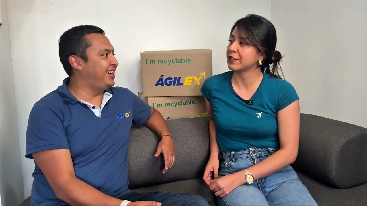 Asesores de Ágilex explicando soluciones de logística para exportaciones a Estados Unidos.