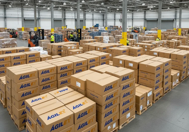 Vista aérea de una bodega logística de gran escala con cientos de cajas de Ágilex organizadas en pallets, mostrando un sistema de almacenamiento masivo y eficiente.