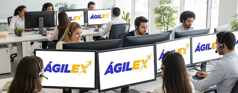 Amplia oficina de soporte técnico con múltiples asesores trabajando frente a pantallas que muestran el logo de Ágilex, representando la infraestructura humana que respalda la integración con plataformas de e-commerce.