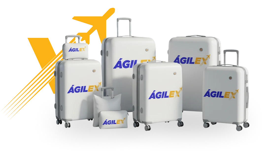 Composición de maletas de diferentes tamaños, morrales y almohadas de viaje de color blanco con el logo azul de Ágilex, resaltadas sobre un fondo oscuro con un gráfico de avión amarillo.