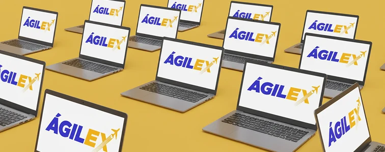 Múltiples laptops abiertas sobre un fondo amarillo corporativo mostrando el logo de Ágilex, simbolizando la integración del software logístico con diversas plataformas de e-commerce.