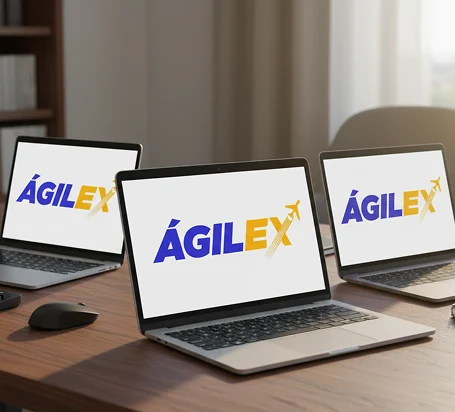 Tres computadores portátiles abiertos sobre un escritorio de madera, todos mostrando el logo de Ágilex en sus pantallas, representando la gestión digital de ventas internacionales.