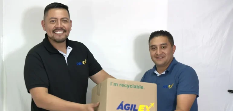 Equipo de logística Ágilex entregando un paquete sostenible para envíos internacionales.