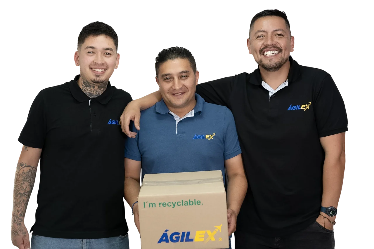 Equipo de trabajo de Ágilex sonriendo mientras sostiene una caja de fulfillment reciclable.