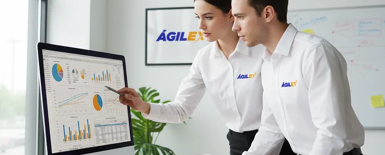 Dos analistas de Ágilex revisando gráficos de métricas y variables logísticas en una pantalla de computadora para optimizar costos de envíos internacionales.