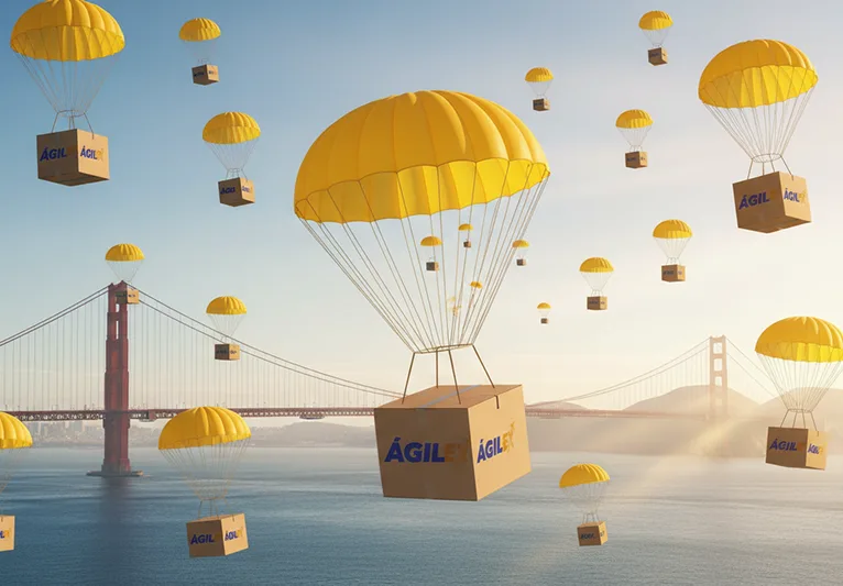 Representación conceptual de cajas de Ágilex descendiendo en paracaídas amarillos sobre el puente Golden Gate en San Francisco, simbolizando la llegada de carga internacional a USA.