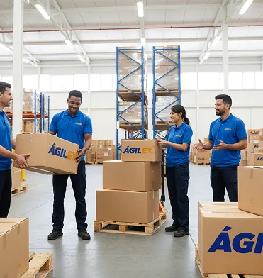 Equipo de Ágilex trabajando en almacén logístico con cajas para envíos internacionales.