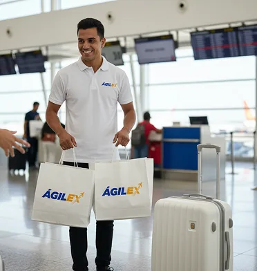 Operador de Ágilex gestionando envíos internacionales en un aeropuerto con bolsas de la marca.