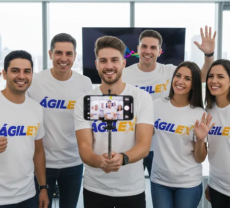 Equipo de Ágilex tomando una selfie en oficina para servicios de consultoría logística.