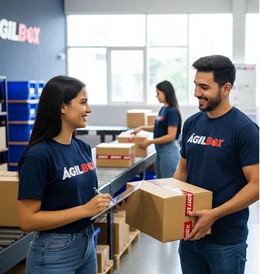 Equipo de Ágilbox gestionando paquetes en centro logístico para envíos internacionales.