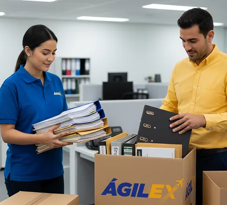 Equipo de Ágilex gestionando y organizando documentos para envío internacional desde Colombia