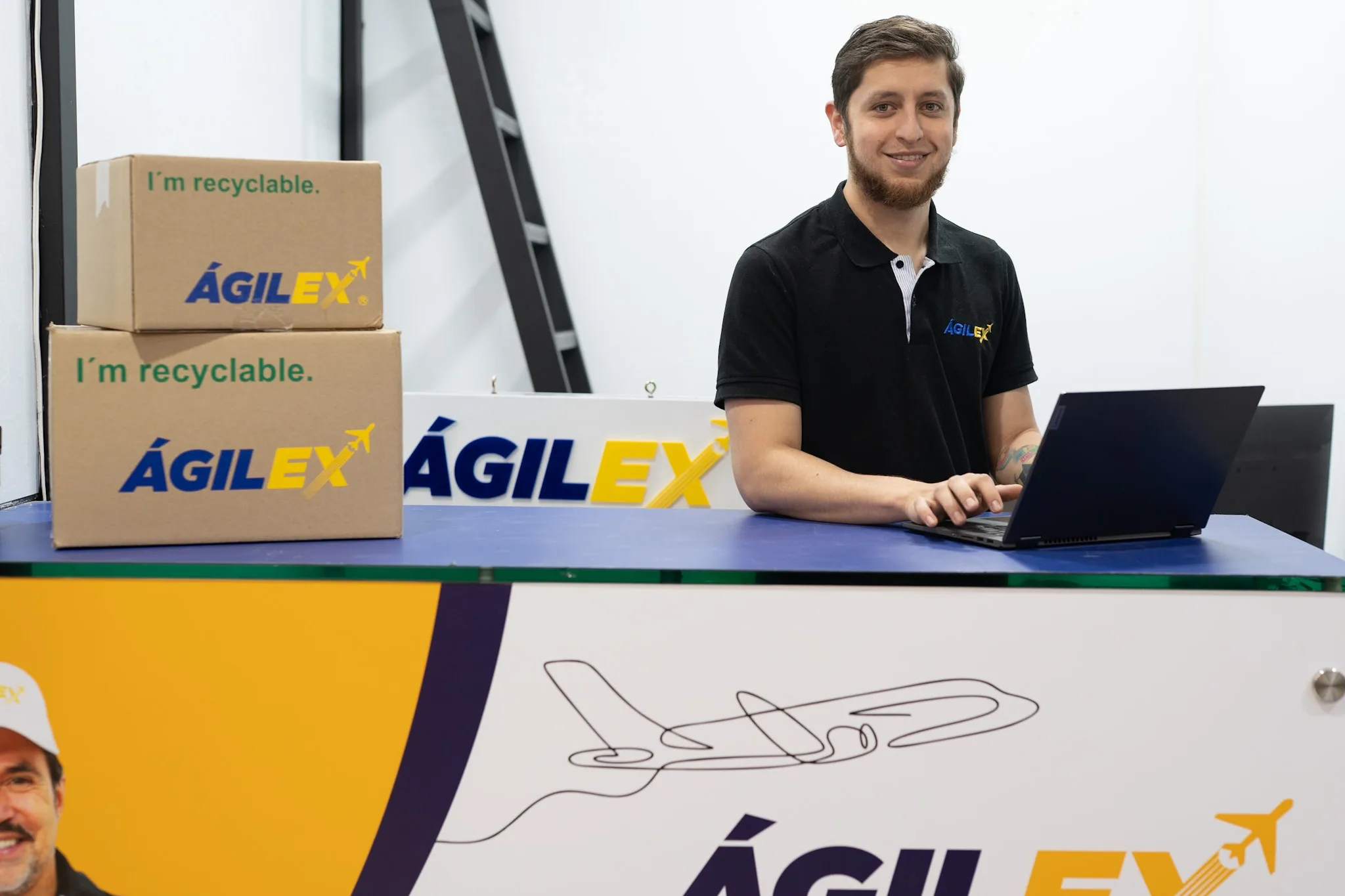 Asesor de Ágilex gestionando envíos internacionales en una oficina de logística.