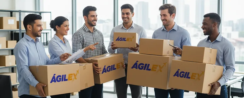 Equipo de Ágilex trabajando de forma colaborativa en una oficina moderna, revisando cajas y documentos para garantizar la transparencia total en el costeo de envíos internacionales.